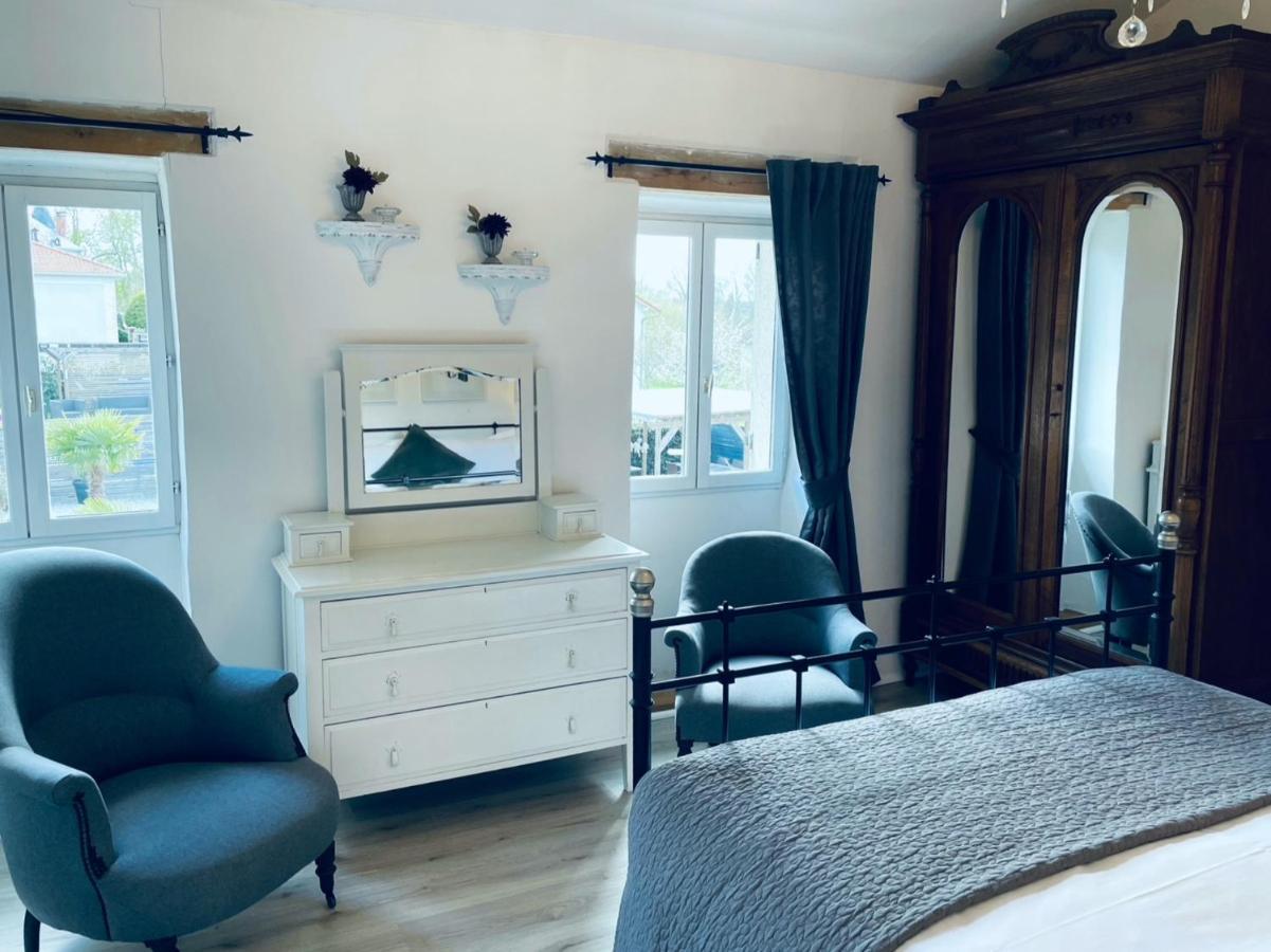 Maison Hirondelles Gites Mezieres-sur-Issoire エクステリア 写真